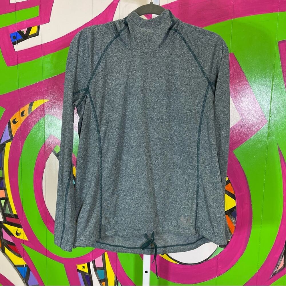 Under Armour, Loose Fit, Heat Gear Lightweight Hooded Shirt. Size Medium.